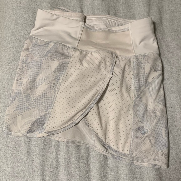 LuluLemon 3” Shorts Size 8 - Picture 2 of 7